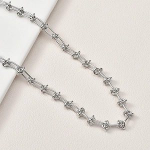 Détail de la chaîne à nœuds en argent poli pour la création de bijoux DIY et accessoires