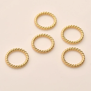 Details von fünf goldenen unregelmäßigen Drehringen für DIY-Schmuck und Zubehör