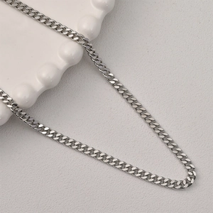 Gros plan d'une chaîne à maillons gourmette argentée polie pour bijoux DIY