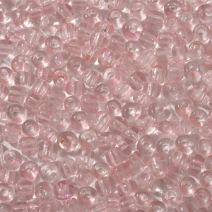 Makroaufnahme von 4mm hellrosa transparenten Glasperlen für DIY-Schmuck und Bastelarbeiten
