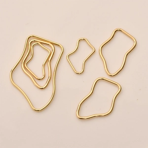 Goldene unregelmäßige geometrische Anhänger in verschiedenen Größen für DIY Halsketten und Ohrringe