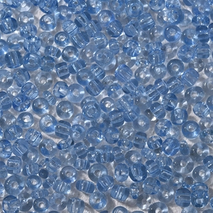 Makroaufnahme von 4mm hellblauen transparenten Glasperlen für DIY Schmuckherstellung