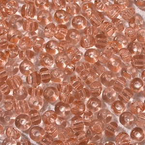 Makrofoto von 4mm champagner-pinken transparenten Glasperlen für DIY-Schmuckherstellung