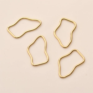 Details von vier unregelmäßigen vergoldeten Metallringen für DIY-Schmuckherstellung