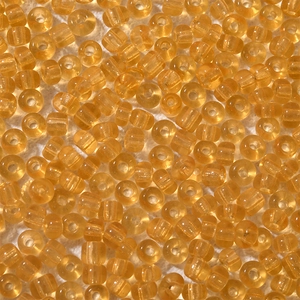 Makroaufnahme von 4mm bernsteinfarbenen Glasperlen für DIY-Schmuckherstellung