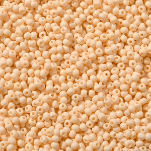 Macro-opname van 3mm crème glazen kralen voor DIY handgemaakte sieraden en accessoires