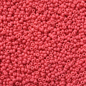 Macro-opname van roze 3mm zaadkralen voor handgemaakte DIY-sieraden en diverse accessoires