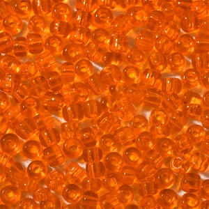 Makrodetail von 4mm glänzenden transparenten orangefarbenen Glasperlen für DIY-Schmuck