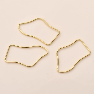 Drei unregelmäßige goldene Wellenrahmen für DIY-Halsketten und Ohrring-Schmuckherstellung