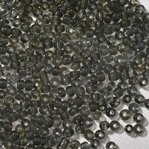 Detailansicht der 4mm dunkelgrau-grünen transparenten Glasperlen für DIY-Schmuckherstellung