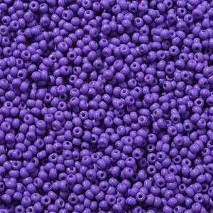Macro-opname van 3mm donkerpaarse glaskralen voor DIY handgemaakte sieraden