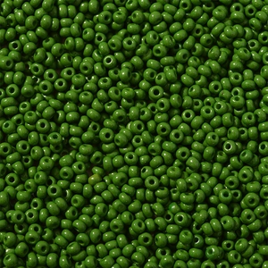 Macro-opname van 3mm groene glaskralen voor DIY handgemaakte sieraden en accessoires