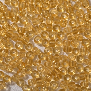 Detailansicht der 4 mm hellgelben transparenten Glasperlen für die DIY Schmuckherstellung
