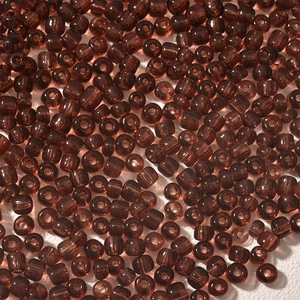 Makroaufnahme von 4mm dunkelbraun-violetten Glasperlen für die DIY-Schmuckherstellung