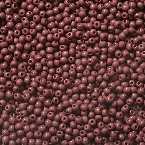 Macro-opname van wijnrode 3mm kralen voor DIY-sieraden met een gladde matte afwerking