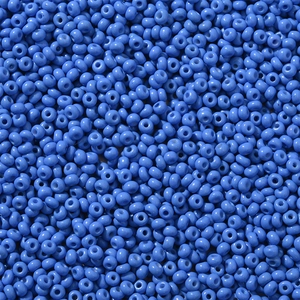 Macro-opname van donkerblauwe 3mm glaskralen met gladde emaille afwerking voor sieraden