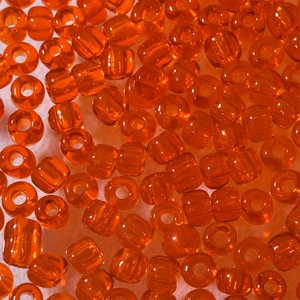 Makroaufnahme von 4mm orangefarbenen transparenten Glasperlen für DIY-Schmuck und Ketten