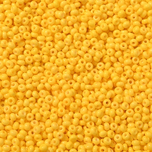 Macro-opname van 3mm heldergele rocailles voor DIY-sieraden en kralenwerk