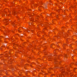 Makroaufnahme von 4mm hellorangefarbenen Glasperlen für die DIY-Schmuckherstellung