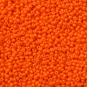 Macro-opname van feloranje 3mm glaskralen voor DIY-sieraden maken en creatieve hobby's