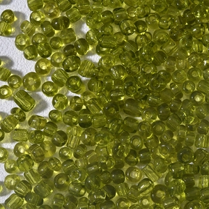 Makroaufnahme von 4mm transparenten olivgrünen Glasperlen für DIY-Schmuckherstellung