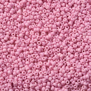 Macro-opname van 3mm roze glaskralen voor het maken van handgemaakte DIY sieraden