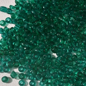 Nahaufnahme von 4mm dunkelgrünen Glas-Perlen für DIY-Schmuck und Bastelarbeiten