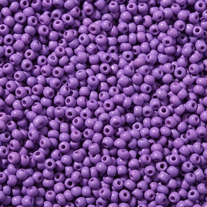 Detailopname van lila mat 3mm glaskralen voor DIY sieraden maken en knutselprojecten