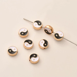 Perline Yin Yang dorate in lega per gioielli fai-da-te con dettagli in smalto bianco e nero
