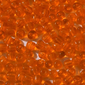 Makroaufnahme von 4 mm lichtdurchlässigen orangefarbenen Glasperlen für DIY-Schmuck
