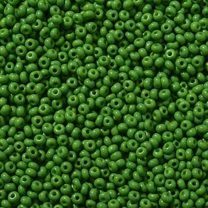 Macro-opname van 3mm grasgroene kralen voor doe-het-zelf sieraden en handwerk
