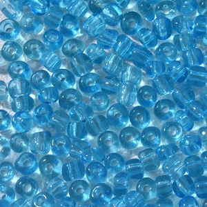 Makroaufnahme von 4mm transparenten hellblauen Glasperlen mit polierter, glänzender Optik