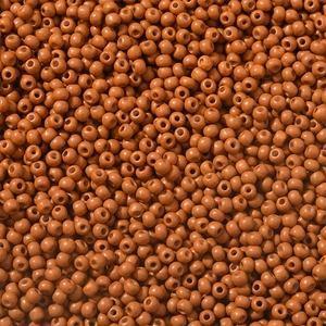 Macro-opname van 3mm mat bruin-oranje rocailles voor DIY-sieraden en handwerkprojecten