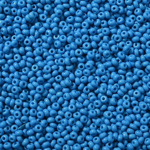 Macro-opname van 3mm hemelblauwe matte rocailles voor DIY handgemaakte sieraden