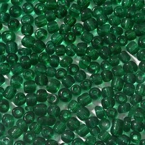 Makroaufnahme glänzender dunkelgrüner 4mm Glasperlen für DIY-Schmuckherstellung und Basteln