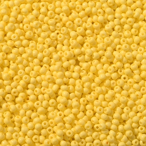 Macro-opname van felgele 3mm glazen kralen voor het zelf maken van sieraden en kralenwerk