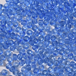Nahaufnahme von 4mm königsblauen Glasperlen für DIY-Schmuck und Armbänder