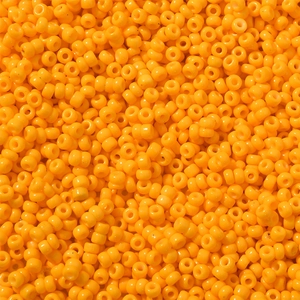 Macro-opname van levendige 3mm oranje rocailles voor DIY-sieraden en handwerk