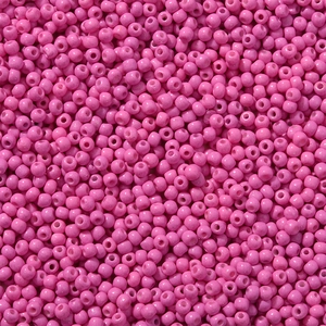 Macro-opname van 3mm roze kralen met matte afwerking voor DIY sieraden maken