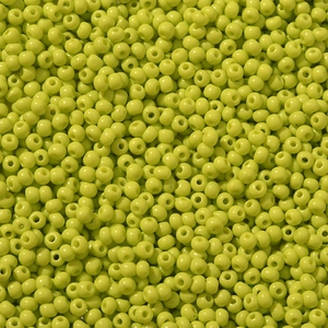 Macro-opname van gladde limoengroene 3mm kralen met uniforme gaten voor DIY sieraden maken