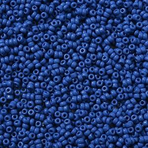 Macro-opname van 3mm donkerblauwe rocailles met glanzende afwerking voor DIY-sieraden
