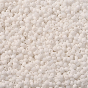 Macro-opname van 3mm witte rocailles met parelmoerglans voor DIY sieraden maken