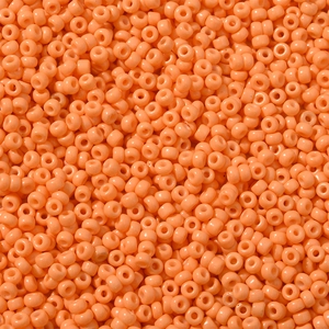 Macro-opname van 3mm oranje kralen voor DIY-sieraden maken en handwerkprojecten
