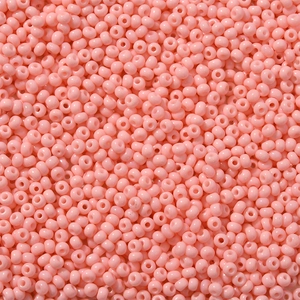 Macro-opname van lichtroze glaskraaltjes van 3mm voor het maken van DIY-sieraden en ambacht