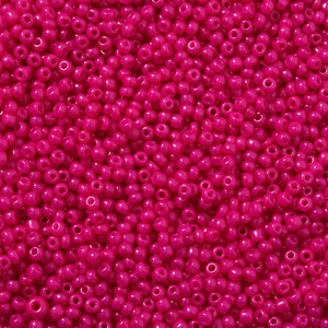 Macro-opname van glanzende magenta rocailles voor het maken van handgemaakte sieraden