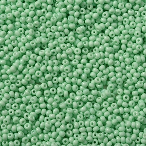 Macro-opname van muntgroene 3mm glaskraaltjes voor DIY-sieraden maken