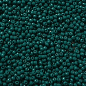 Macro-opname van donkergroene 3mm rocailles met gladde glans voor DIY-sieraden