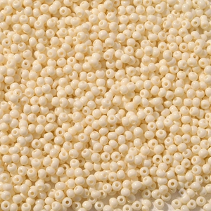 Macro-opname van crèmewitte glaskralen met een glanzende afwerking voor DIY-sieraden