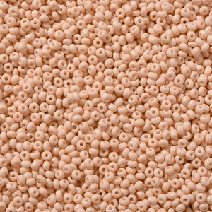 Macro-opname van 3 mm lichtroze kralen met gladde afwerking voor DIY-sieraden maken