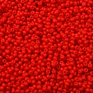 Detailopname van rode 3mm glaskralen met crème afwerking voor DIY sieraden maken hobby